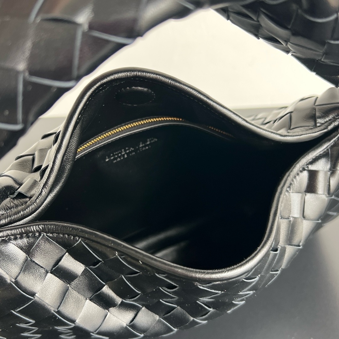 Bottega Veneta Hop Shoulder bag with Intrecciato craftsmanship in calf leather 796262 Black