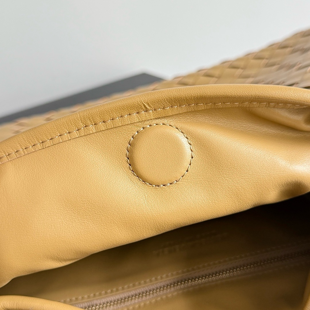 Bottega Veneta Hop Shoulder bag with Intrecciato craftsmanship in calf leather 796262 Dark praline