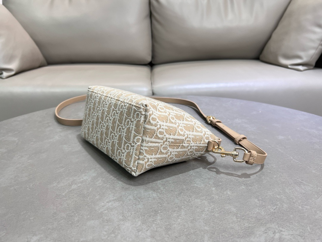 MEDIUM DIORTRAVEL NOMAD POUCH Oblique Jacquard S5554O Natural