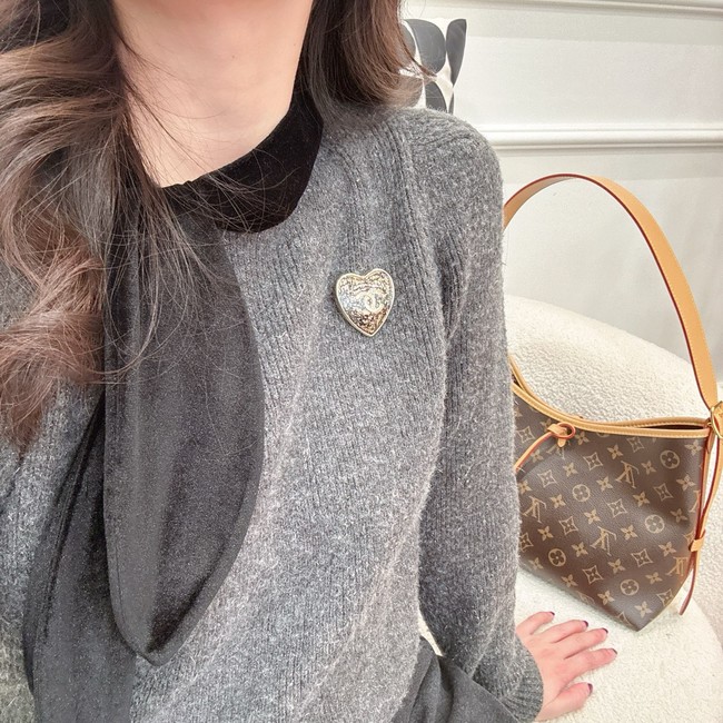Chanel brooch CE16603