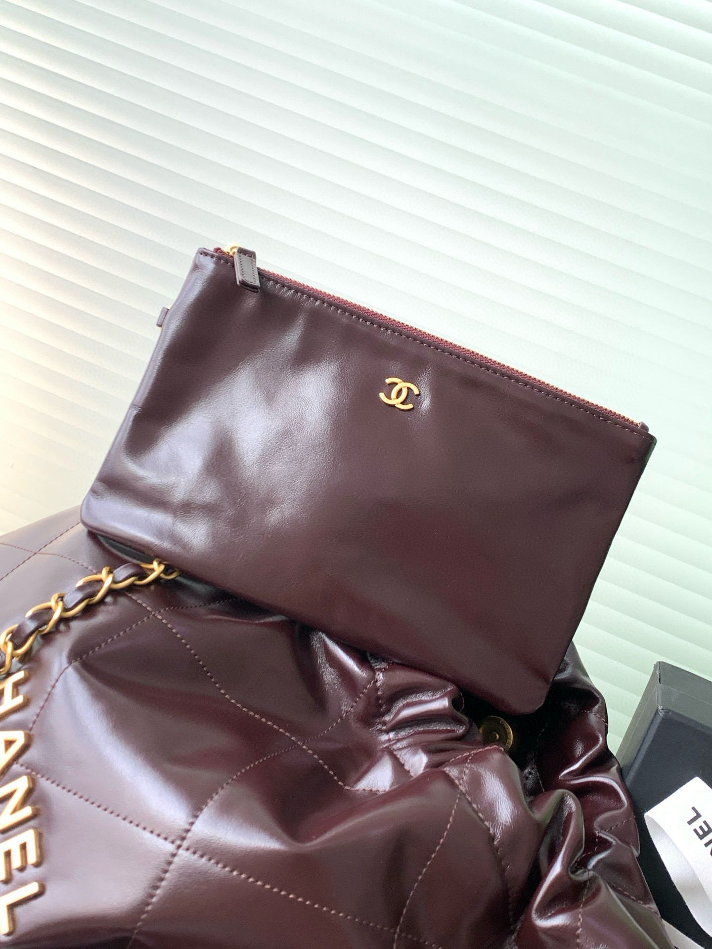 CHANEL 22 MINI HANDBAG AS3260 Dark Brown