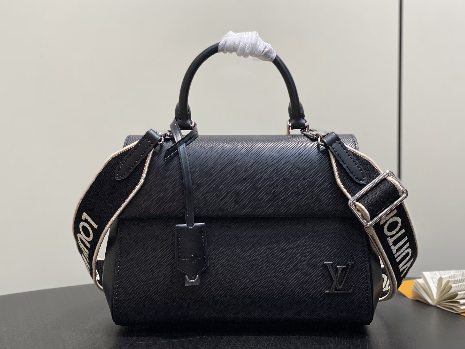 Louis Vuitton Cluny MM EPI Leather M58931 Black
