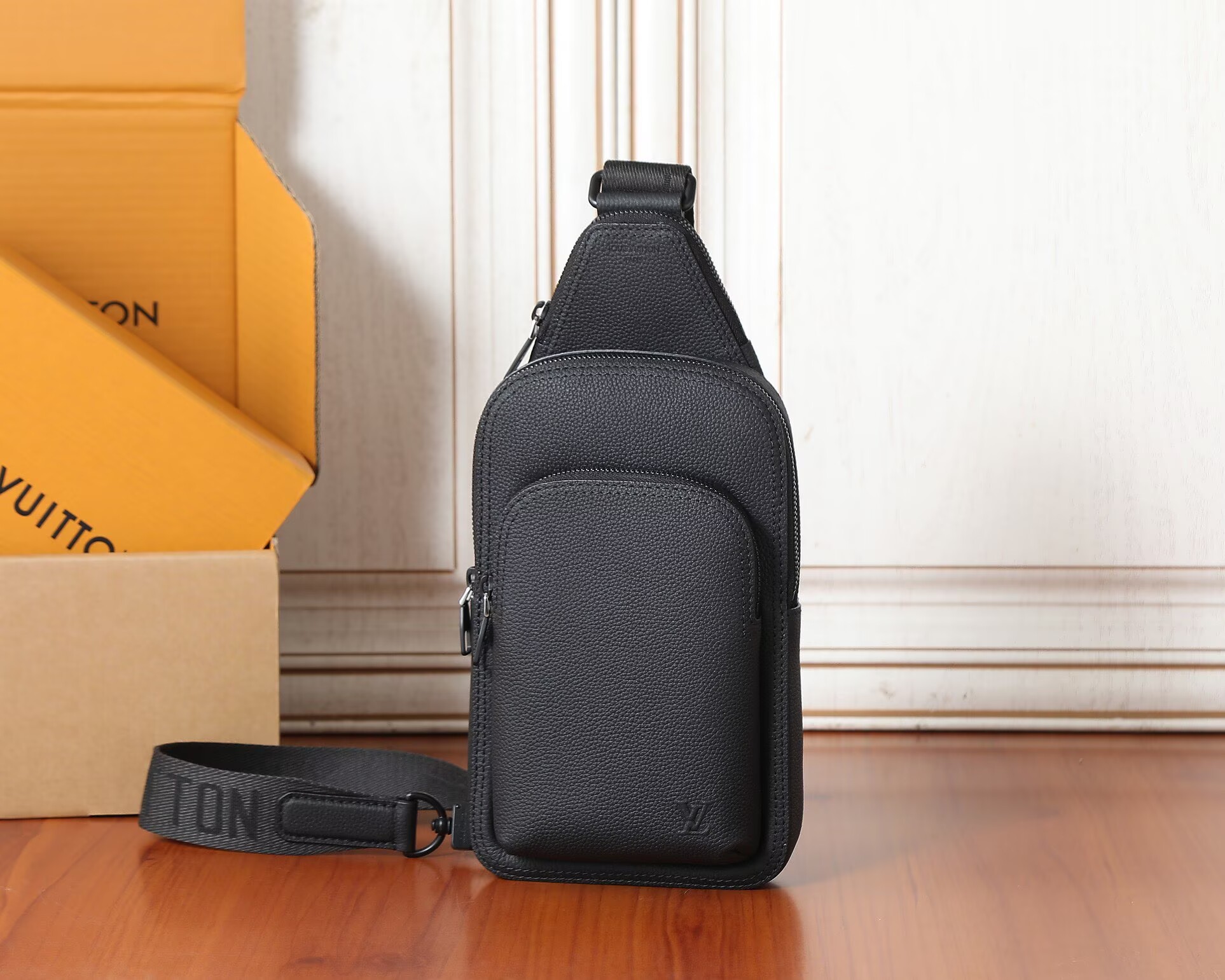 Louis Vuitton Avenue Slingbag PM M15269 Black